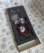 گوشی پزشکی لیتمن کلاسیک ۳ بادمجانی ۵۸۳۱ نمای باز شده جعبه