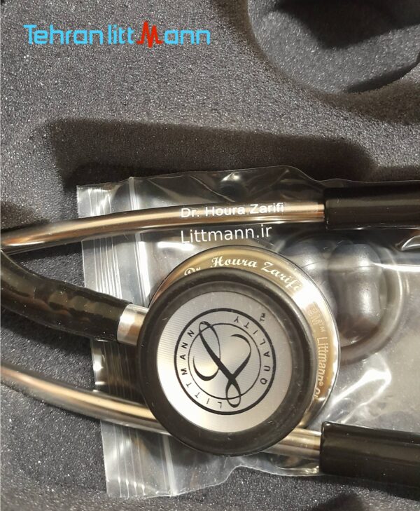 گوشی پزشکی لیتمن کلاسیک ۳ مشکی استیل ۵۶۲۰ حکاکی روی چست پیس و هدست با فونت Script MT bold و Arial