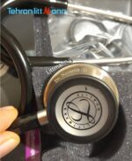 گوشی پزشکی لیتمن کلاسیک ۳ مشکی استیل ۵۶۲۰ حکاکی روی چست پیس با فونت Georgia نمونه دوم