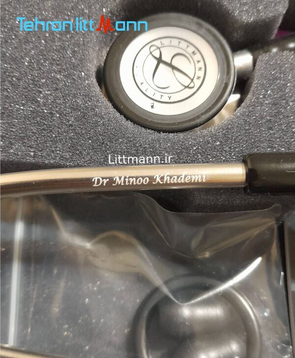 گوشی پزشکی لیتمن کلاسیک ۳ مشکی استیل ۵۶۲۰ حکاکی روی هدست با فونت Lucida