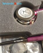 گوشی پزشکی لیتمن کلاسیک ۳ بادمجانی آینه ای صورتی ۵۹۶۰ حکاکی با فونت Arial Rounded MT bold روی هدست